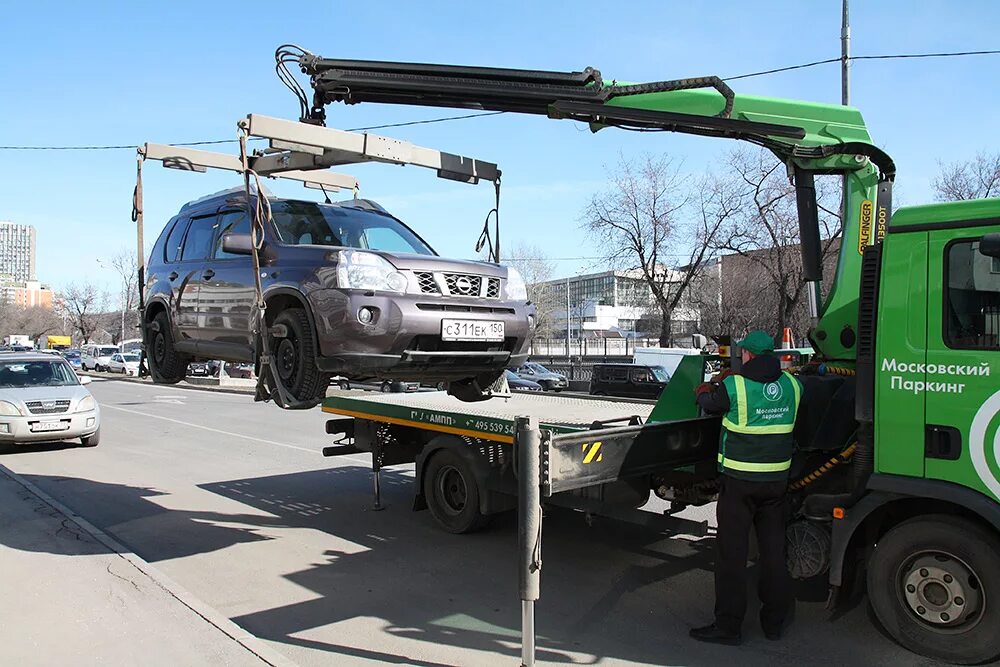 Автомобиль эвакуация автодруг. Эвакуатор. Служба эвакуации автомобилей. Зеленый эвакуатор. Городской эвакуатор.