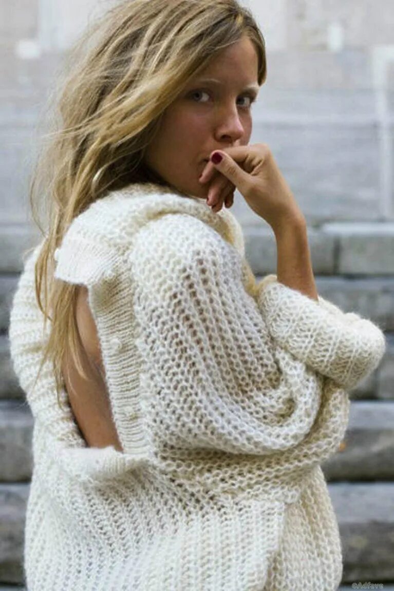 Модные вязаные вещи для женщин. Вязаные кофты для девушек. Фото вязаной девушка. Красивая девушка в шапке. Вязаные платья для девушек.