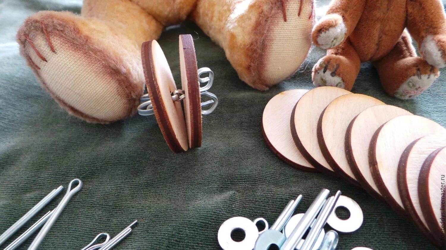 Крепление шплинтов в игрушке. Как вставить игрушку. Как вставить игрушку. Как пришить глаза игрушке. Мягкие игрушки для малышей.