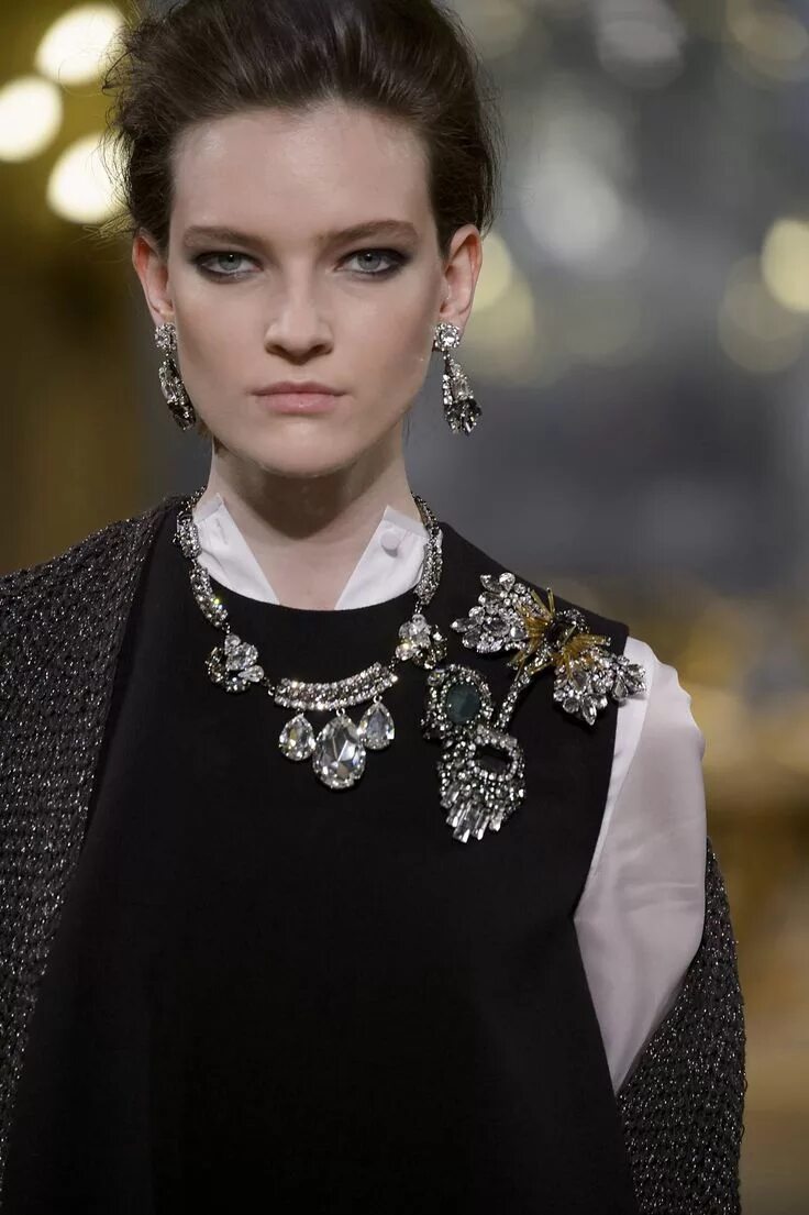 какие бижутерии в моде 2023 году. какие бижутерии в моде 2023 году. модные украшения 2022 для женщин. какие бижутерии в моде 2023 году. моносерьги 2022.