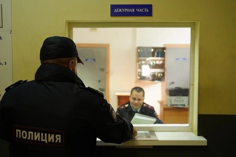 Дежурный часть видео. Полицейский участок. Отдел полиции. Дежурный в участке полиции. Полицейский участок внутри.