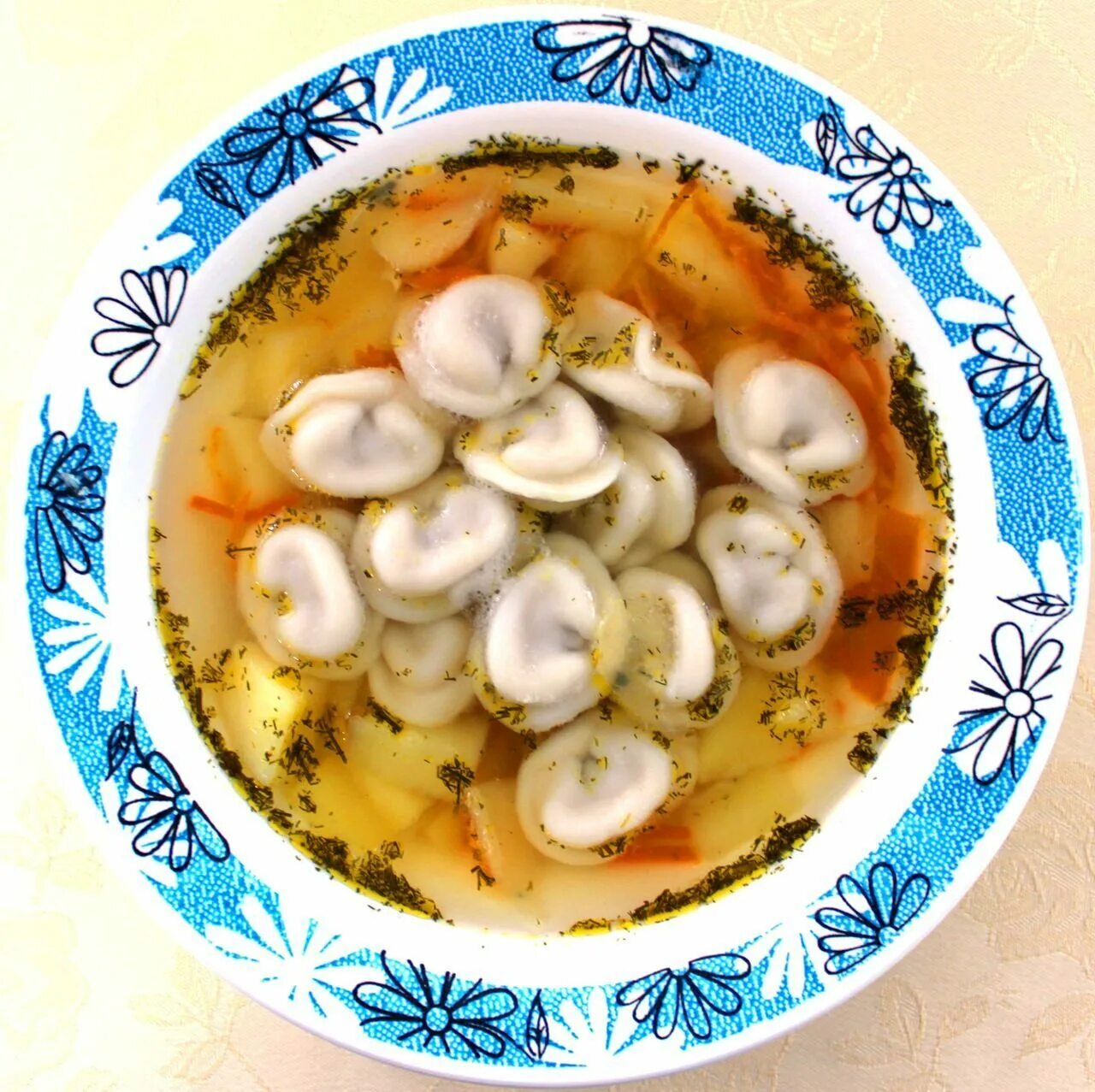 суп с равиоли. суп с пельмешками. суп с пельменями и картошкой. суп дюшбара. пельмени в кастрюле.