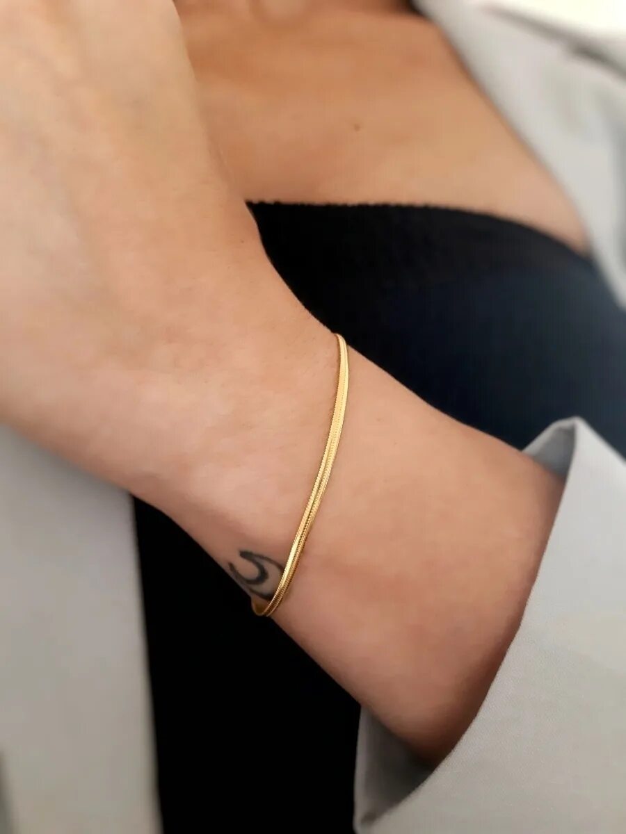 Браслет jival 14k золотой. Плоский золотой браслет на руку. Браслет золото снейк. Браслет на руку женский. Золотой браслет снейк женский.