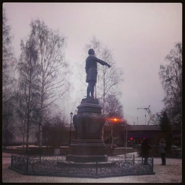 Почему стоит памятник петру 1 в петрозаводске. Памятник Петру i (Петрозаводск). Памятник императору Петру великому основателю Петрозаводска. Памятник Петру первому в Петрозаводске. Памятник Петру 1 в Петрозаводске Урицкого.