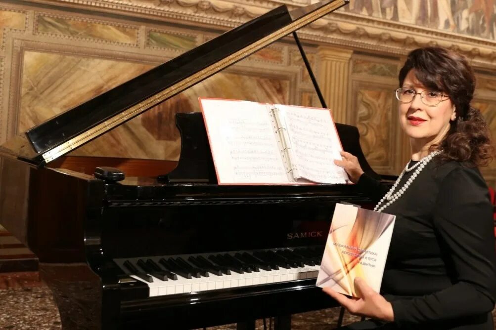 шнитке композитор. фейертаг владимир борисович. слонимский михаил леонидович. казиник михаил семёнович. музыковед и педагог автор термина.