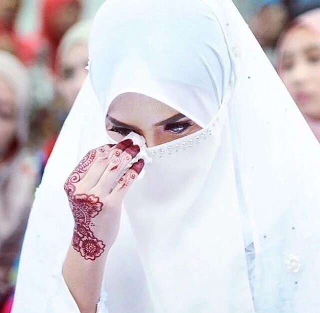 Красивый нашид. Слезы мусульманки. Слёз хиджаб. Мусульманский нашид. Невеста в хиджабе в слезах.