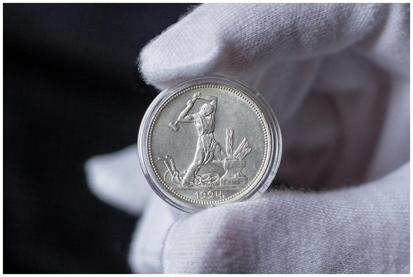 монета 1925 один полтинник  девять грамм чистого серебра. самая большая монета. большая монета 9. большая монета 9. монета 9 мая.