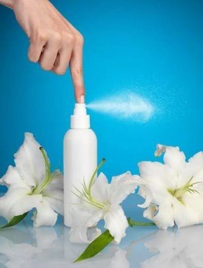 аэрозоль в воздухе. распыление освежителя воздуха. распыление освежителя воздуха. рука распыляет аэрозоль. сменный баллончик освежитель глейд.