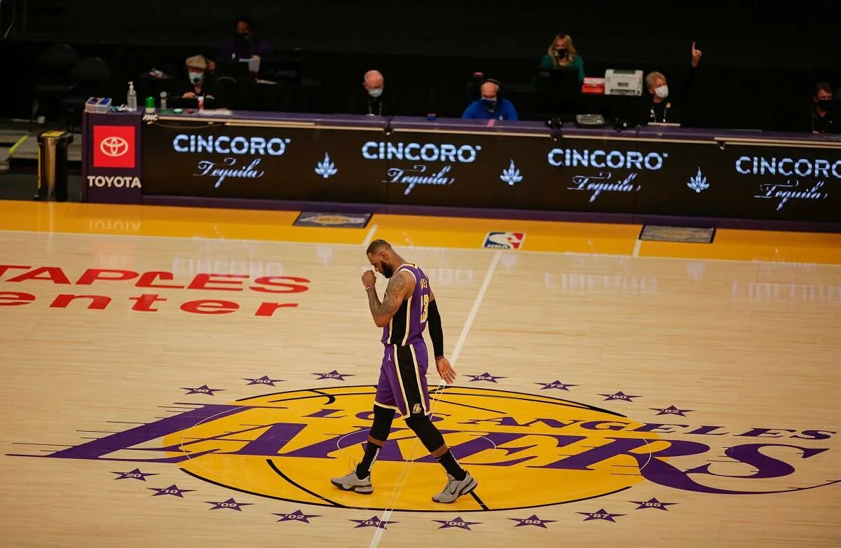 Паркет Lakers. Лейкерс самые популярные. Баскетбол Лейкерс. Лос-Анджелес Лейкерс Оклахома-Сити Тандер 8 февраля.