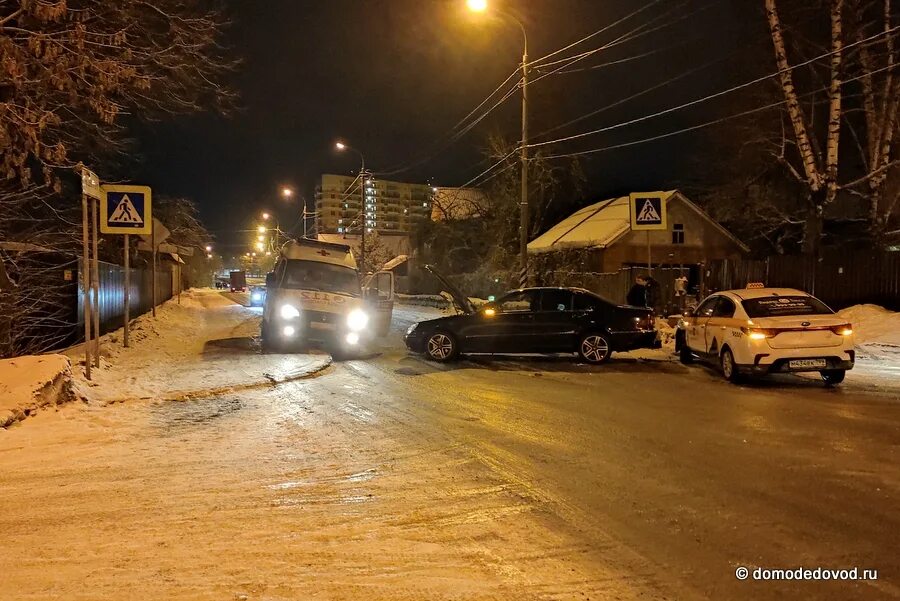 Домодедово сегодня новости последнего часа. Авария в новом Домодедово. Происшествия в городе Домодедово. 01 Город машин. Скорая на дороге вечером.