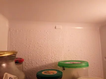Иней на стенке холодильника