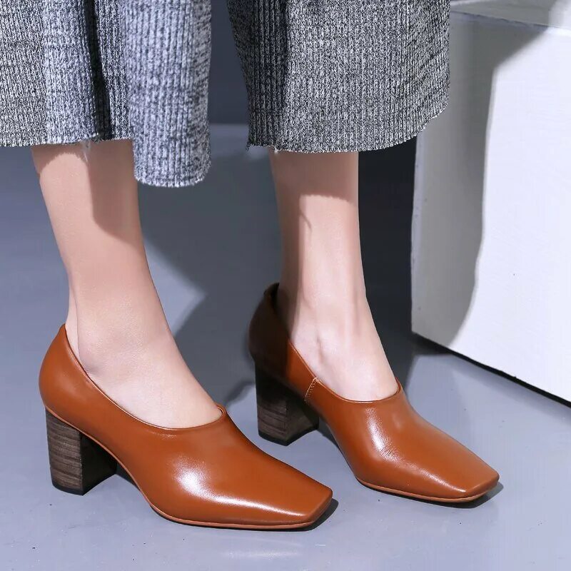 Балетки 2024 модные тенденции. Туфли с квадратным носиком. Туфли с квадратным носом женские. Обувь с квадратным носом. Ботинки с квадратным носом женские.