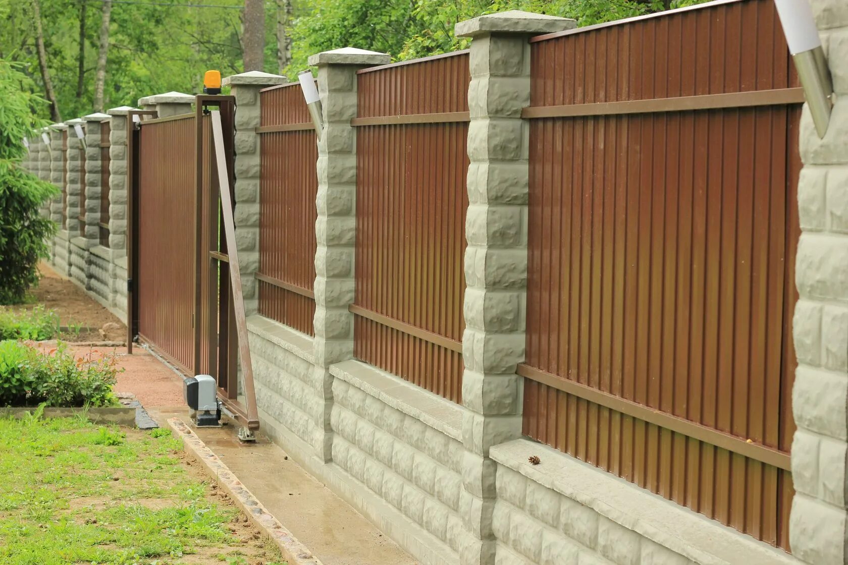 Сделать забор под ключ цена. Красивый забор. Красивые заборы для дачи. Красивый забор из профнастила. Конструкции заборов для дачи.