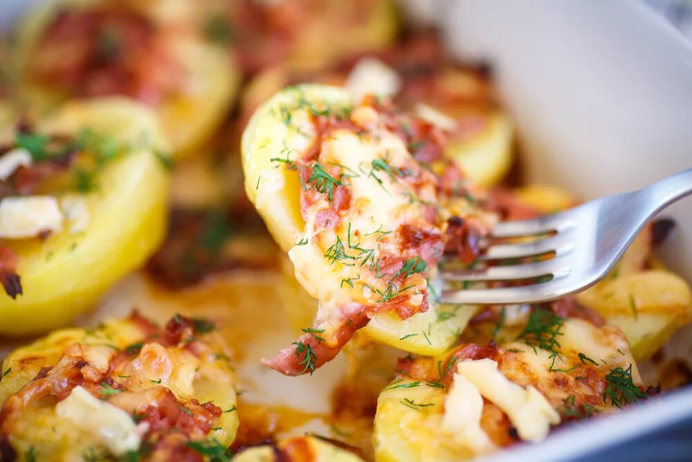 картофель в беконе запеченный. картошка гармошка с грудинкой в духовке. картофель в беконе запеченный в духовке. картошка с беконом в духовке и сыром. картошка с беконом в духовке и сыром.