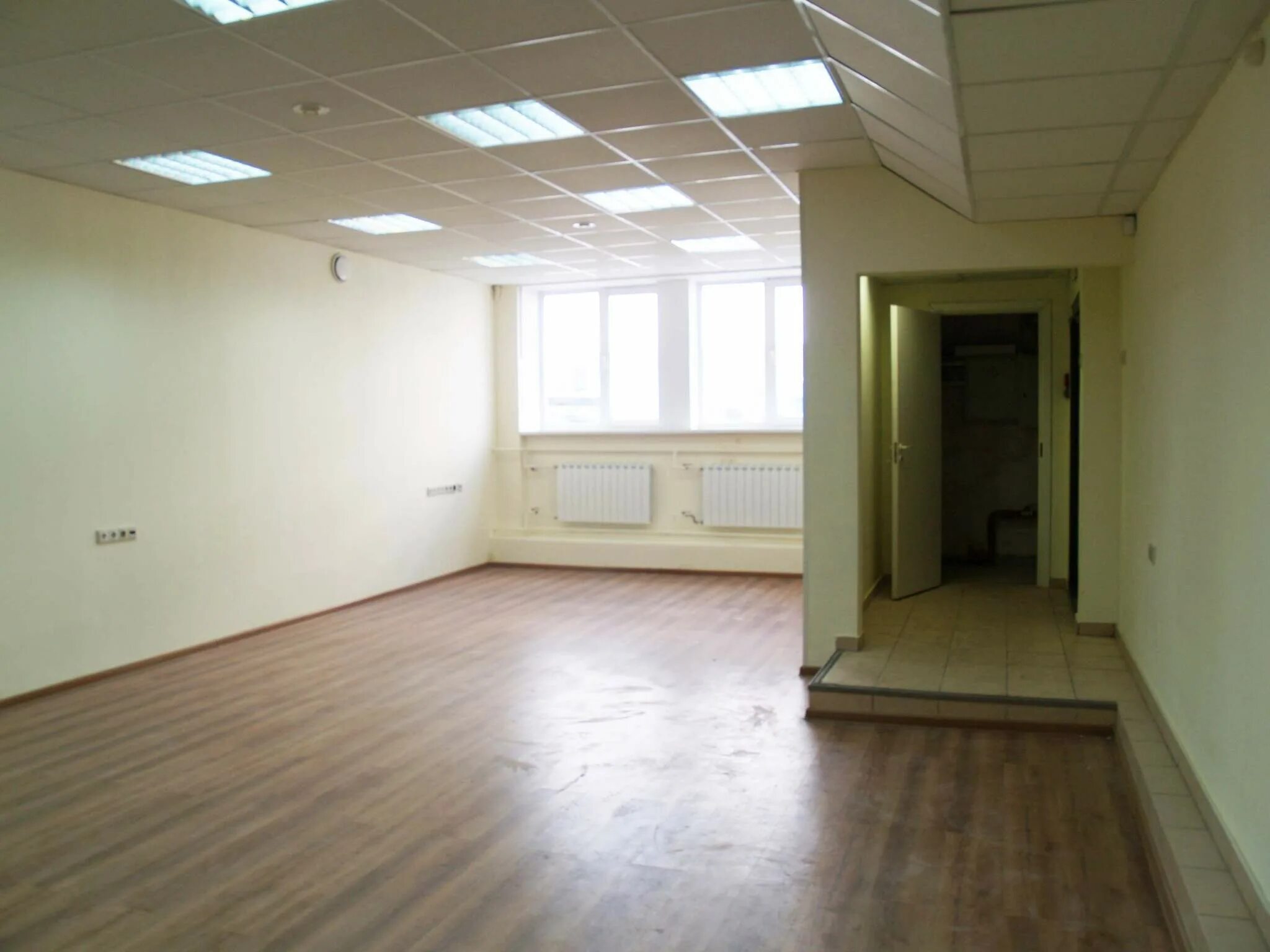 Нежилое помещение. Бесплатная аренда нежилого помещения. 89671378488 нарвская 1а нежилое помещение. Отделка коммерческих помещений. Пустое торговое помещение.