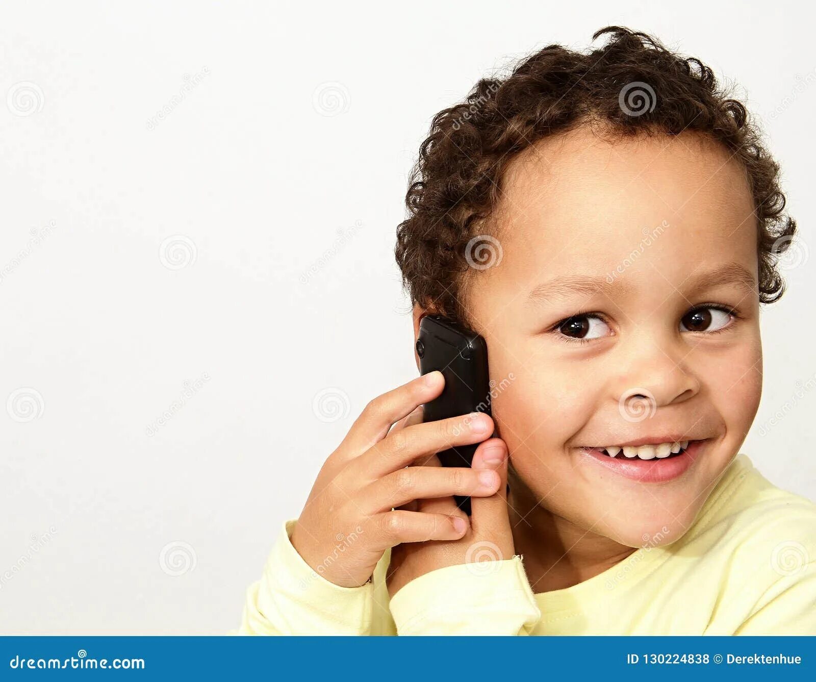 Children speaking button phones. Ребенок звонит. Ребенок с телефонной трубкой. Мальчик с телефонной трубкой. Звонит другу.