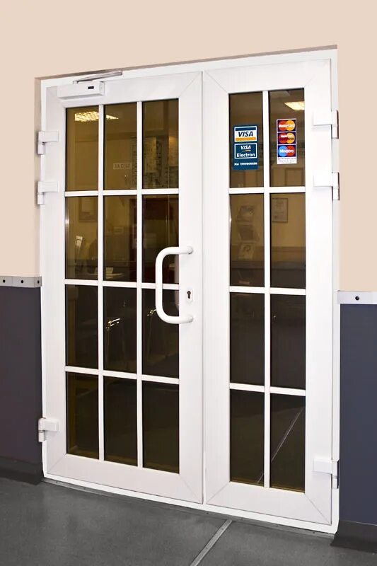 Двери пвх со стеклом цена. Дверь входная ПВХ КВЕ. Дверь входная т 116 ПВХ. Дверь пластиковая со стеклом.