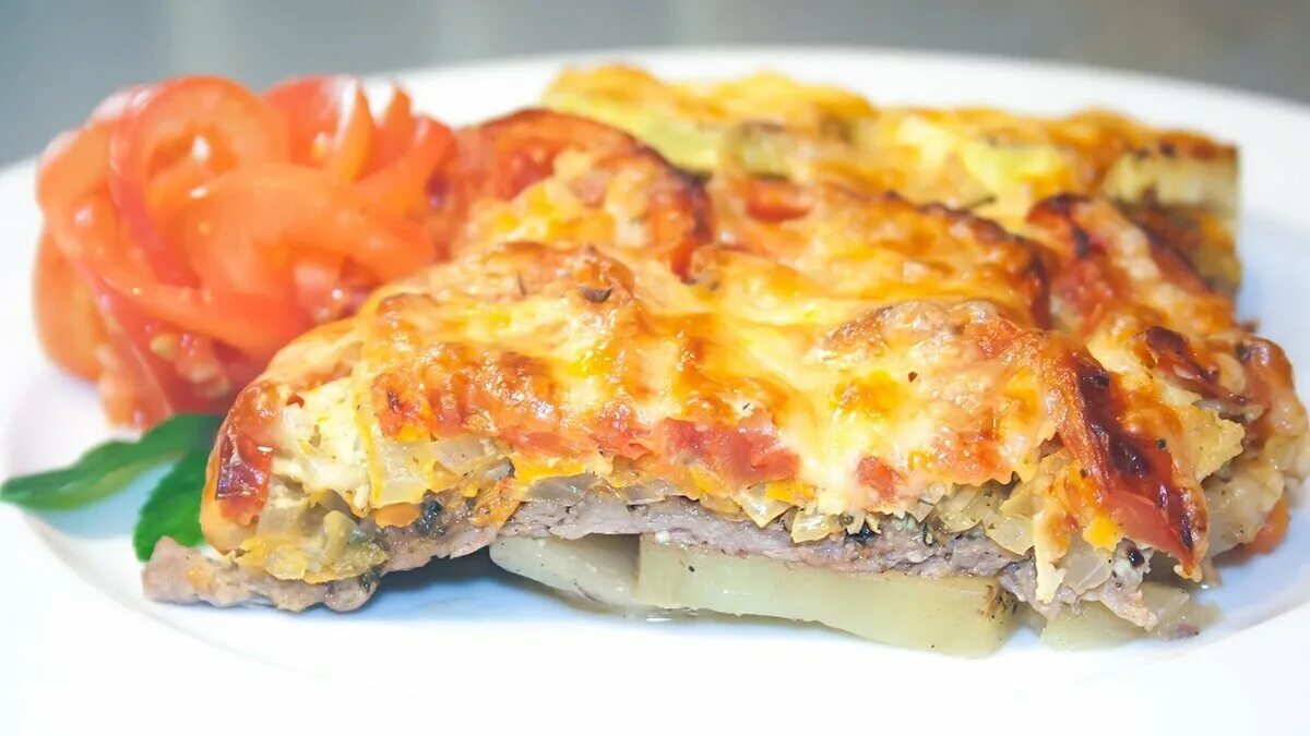 Мясо под сыром. Мясо в духовке из свинины с помидорами и сыром. Как приготовить мясо с сыром. Свинина запеченная "по-купечески". Свинина запеченная с овощами.