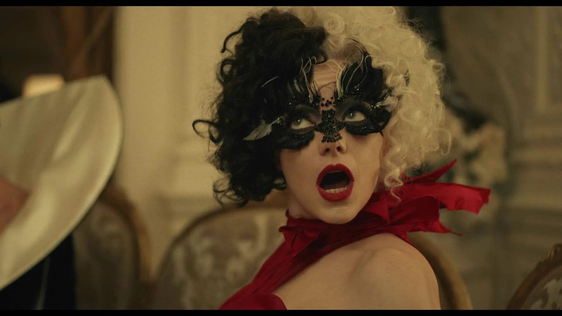 Эстелла круэлла. Круэлла 2021 кадры. Эмма стоун вот я попала. Круэлла. Круэлла фильм 2021 маленькая эстелла.