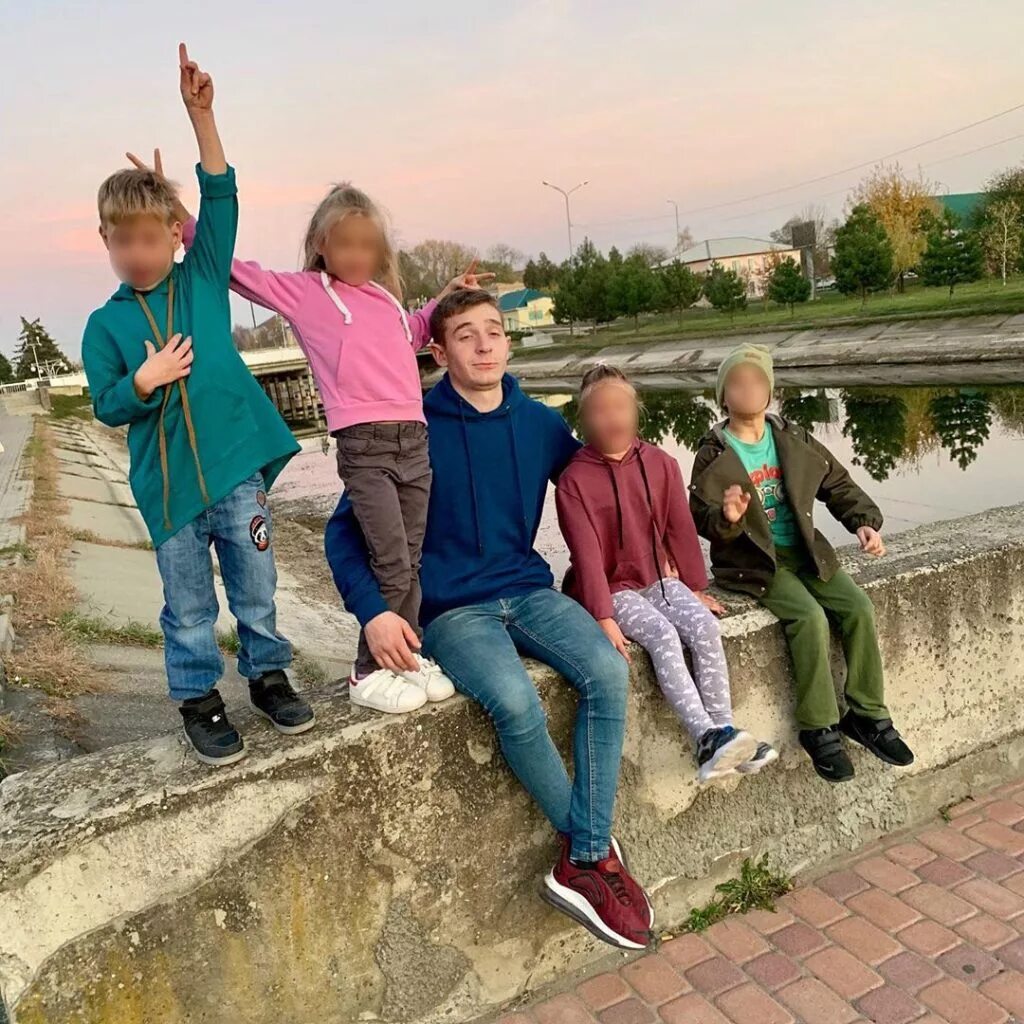 Сочи пятеро детей. Пятеро детей фото. приемные дети блоггеры.