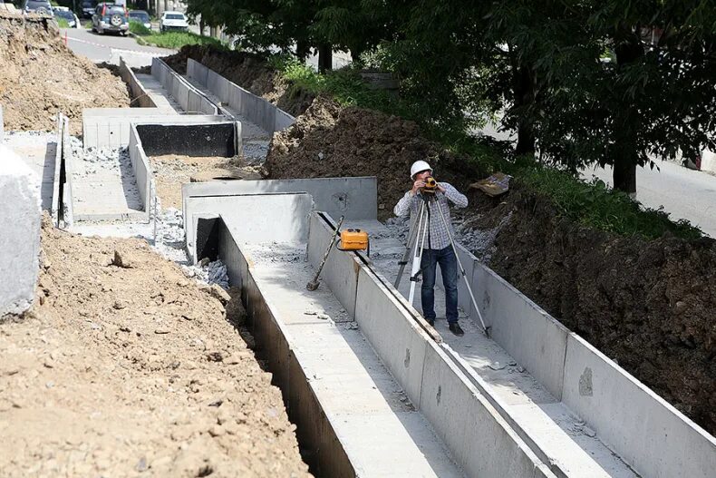 Монтаж лотков теплотрассы. Гидроизоляция лотков теплотрассы. Лотки теплотрасс 1480х600. Гидроизоляция лотков теплосети. Гидроизоляция жб лотка.