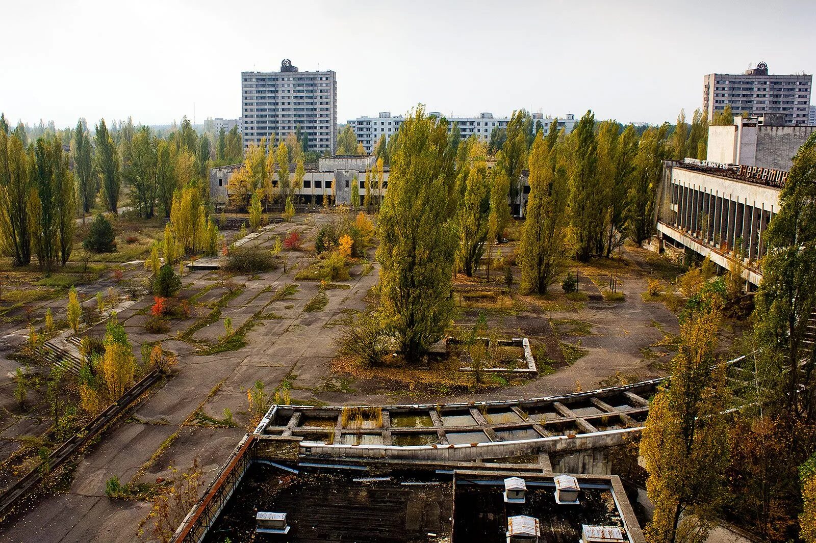 В каком городе находится припять. Припять город призрак. припять чернобыль чаэс зона отчуждения. чернобыль заброшенный город. зона отчуждения город припять.