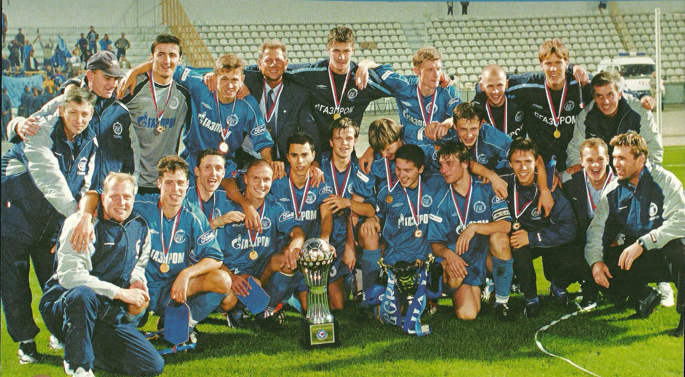 Состав группы серебро золотой граммофон 2018 имена. Футбол. Ман сити астон вилла прямая трансляция. Мини футбол россия бразилия. Золотая и серебряная группа футбол.