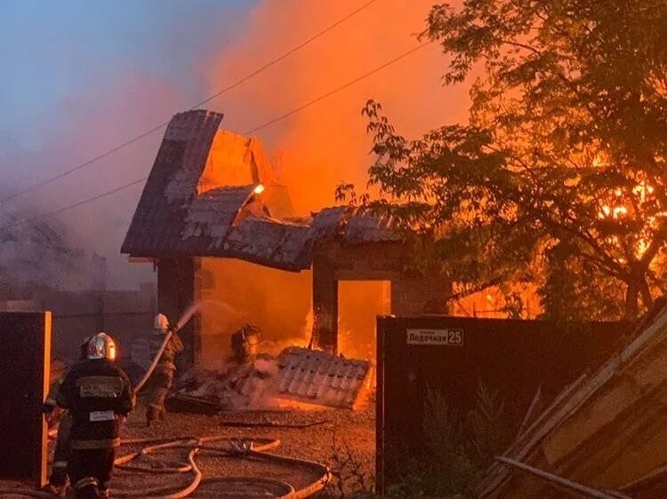 Пожар на Пырловке Нижний Тагил. Пожары на Линевке Нижний Тагил. Пожар в частном секторе. Картина горящего дома. Тоже сгорела