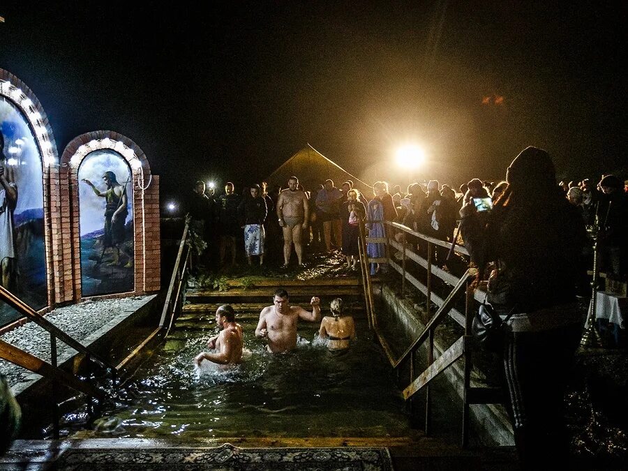Крещение на кубани. Купель свято-покровского храма. Родник. Купели в краснодаре на крещение 2024. Крещенская прорубь ночью.