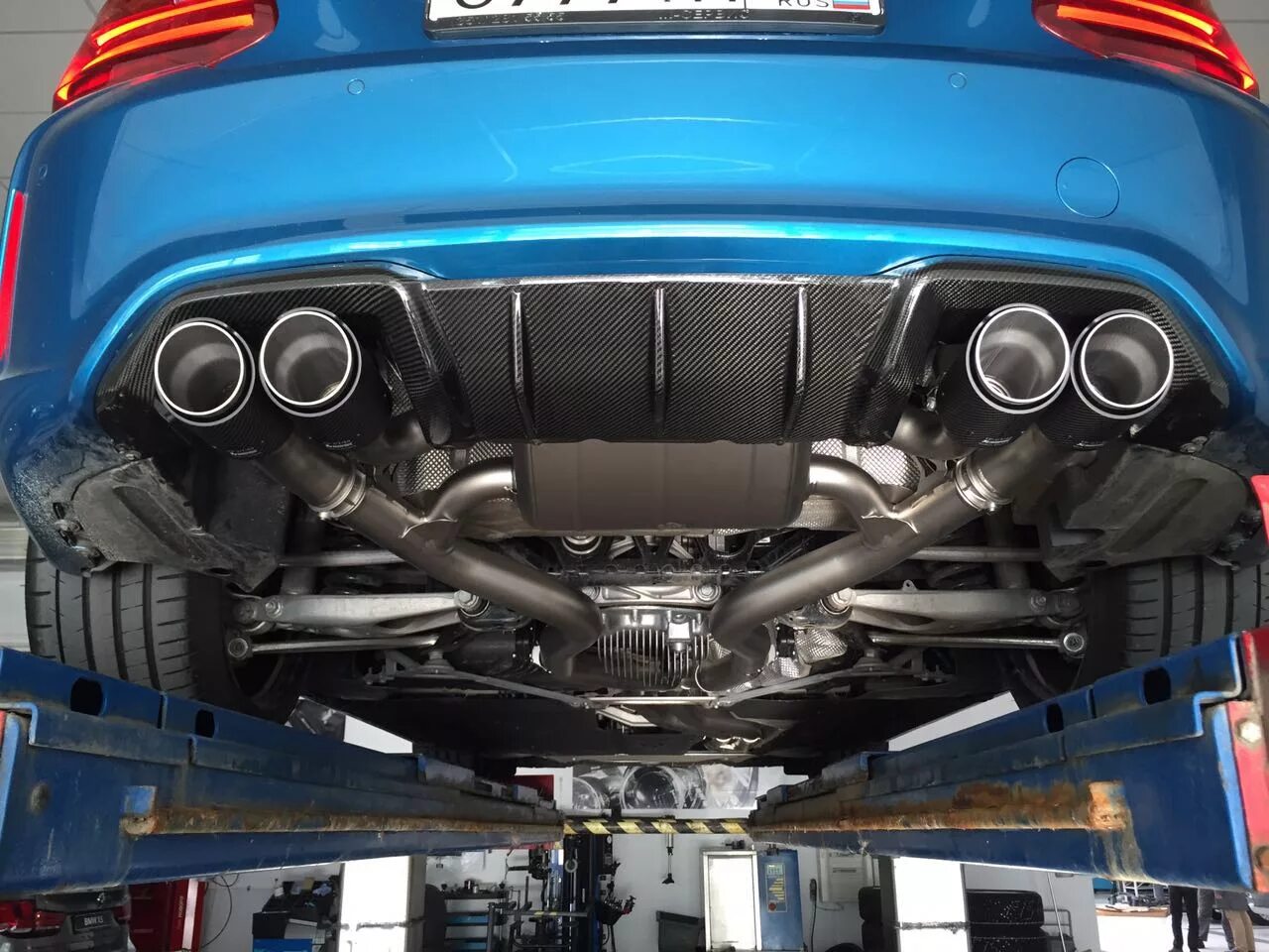 Тюнингованный глушитель выхлопной системы. Тюнингованная выхлопная система. Красивый выхлоп. Hks high power nissan 350z. Выхлоп бмв м4 акрапович.