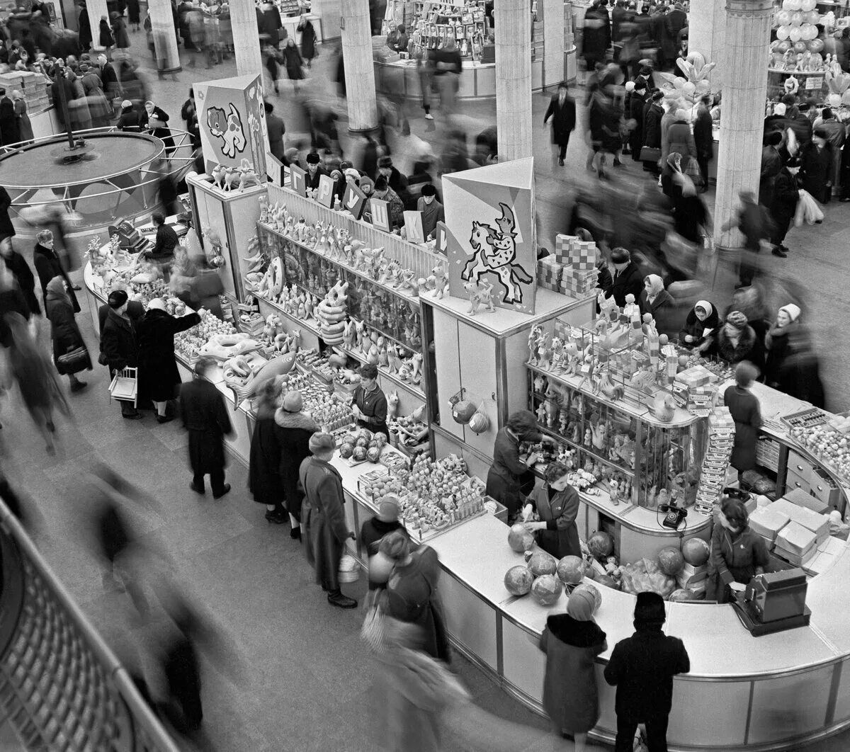 Магазин москва в москве в советское время. Центральный детский мир 1957. Центральный детский мир на Лубянке СССР. ЦДМ на Лубянке СССР. Центральный детский мир на Лубянке 1980.