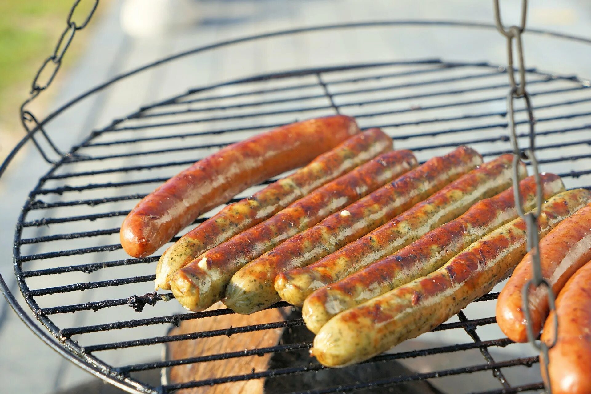 Колбаски гриль. Колбаски барбекю. Колбаски барбекю. Сосиски барбекю. Купаты на гриле.