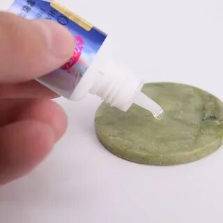 Капля клея для наращивания ресниц