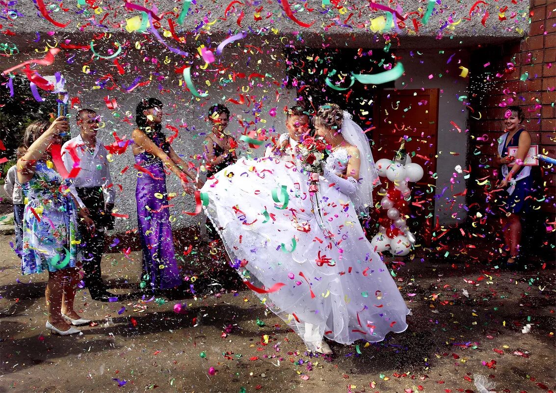 Разноцветный дождь. Цветной дождь на праздник. Дождь разноцветный на свадьбе. Цветной дождь фото.
