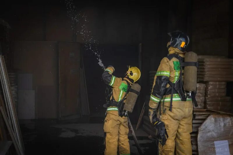 спасатель мчс. тюменская пожарная часть 135. пожарный мчс тюмень. мчс тюмень. пожар.