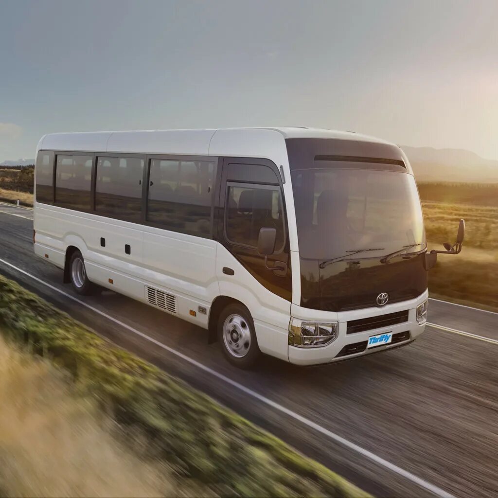 Аренда автобуса с водителем для детей. Toyota Coaster 2023. Автобус. Пассажирский автобус. Красивый автобус.