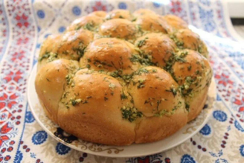 Пампушки к борщу за 20 минут. Украинские булочки. Шампушки с чесноком и укропом. Украинские пампушки с чесноком к борщу. Борщ с пампушками.