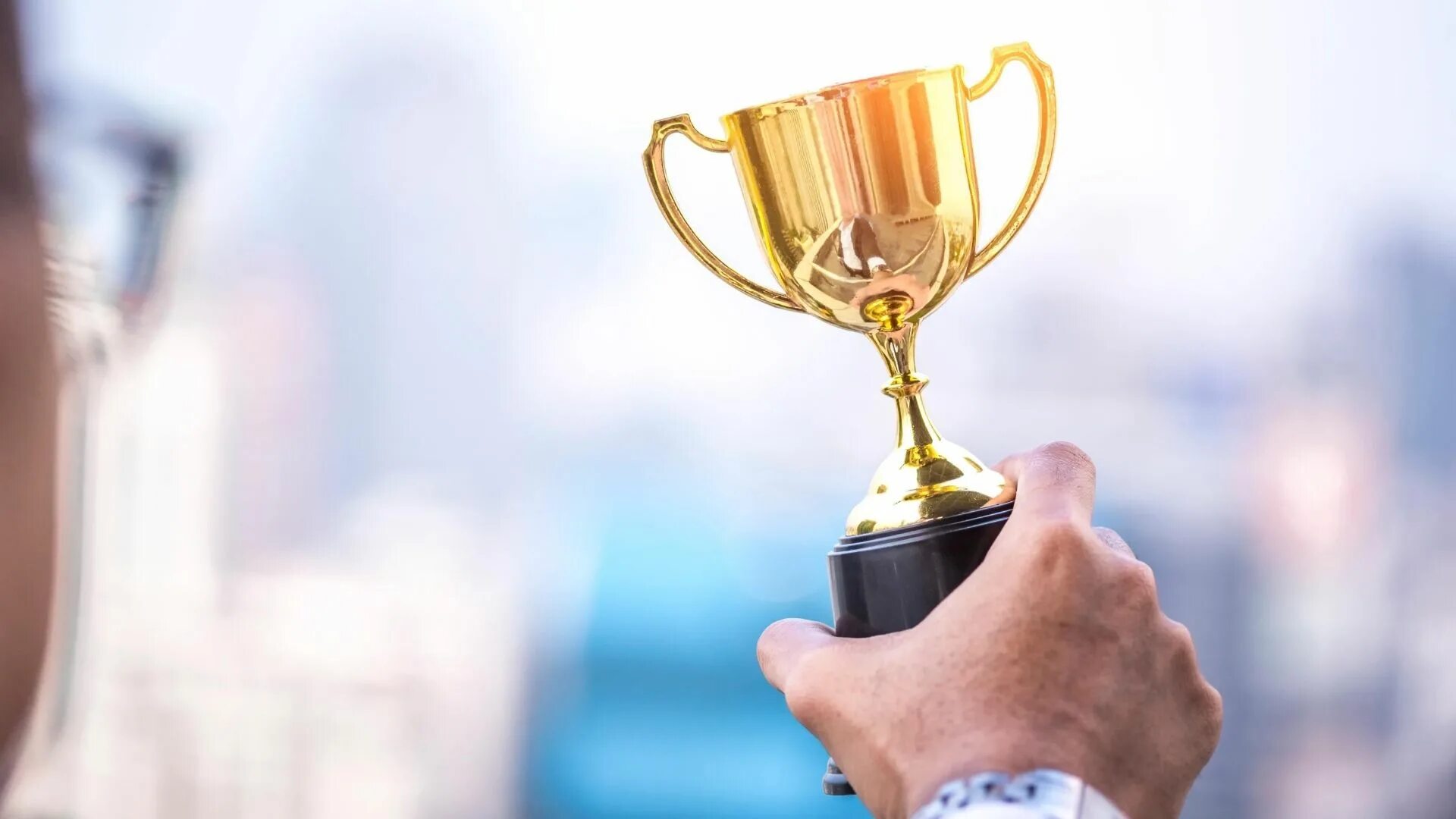 кубок успеха. чемпионский кубок в руке. кубок победителя. победить призы. бизнесмен с кубком.