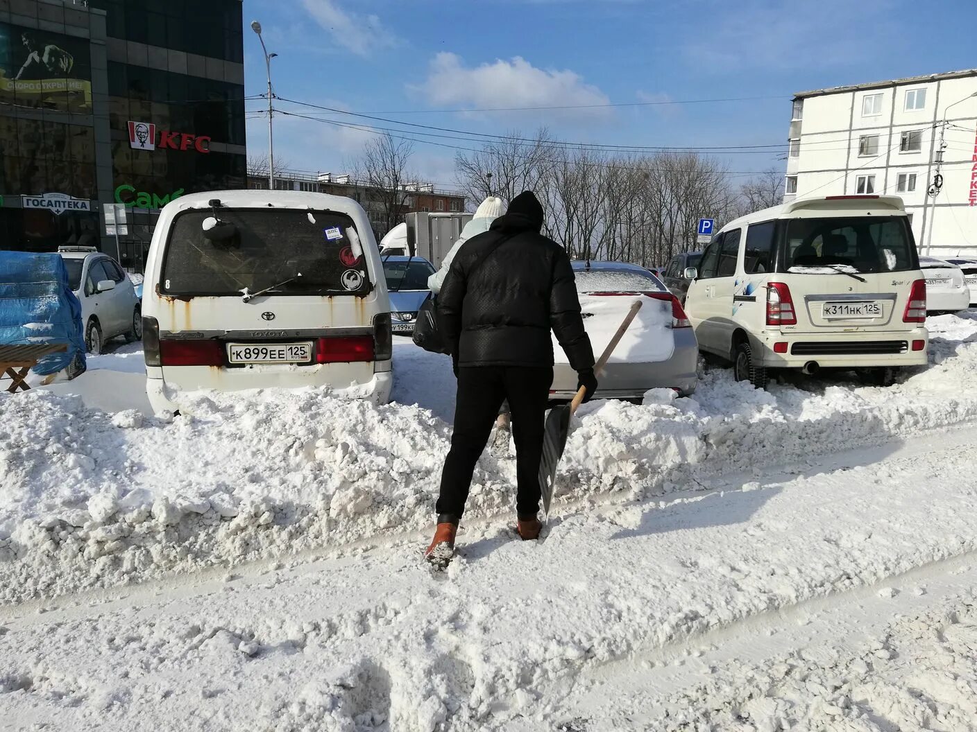 Владивосток засыпало. Владивосток соллерс терминал номер лицензии. Машину откопали из снега, но не свою. Экскаватор упал. Владивосток засыпало.