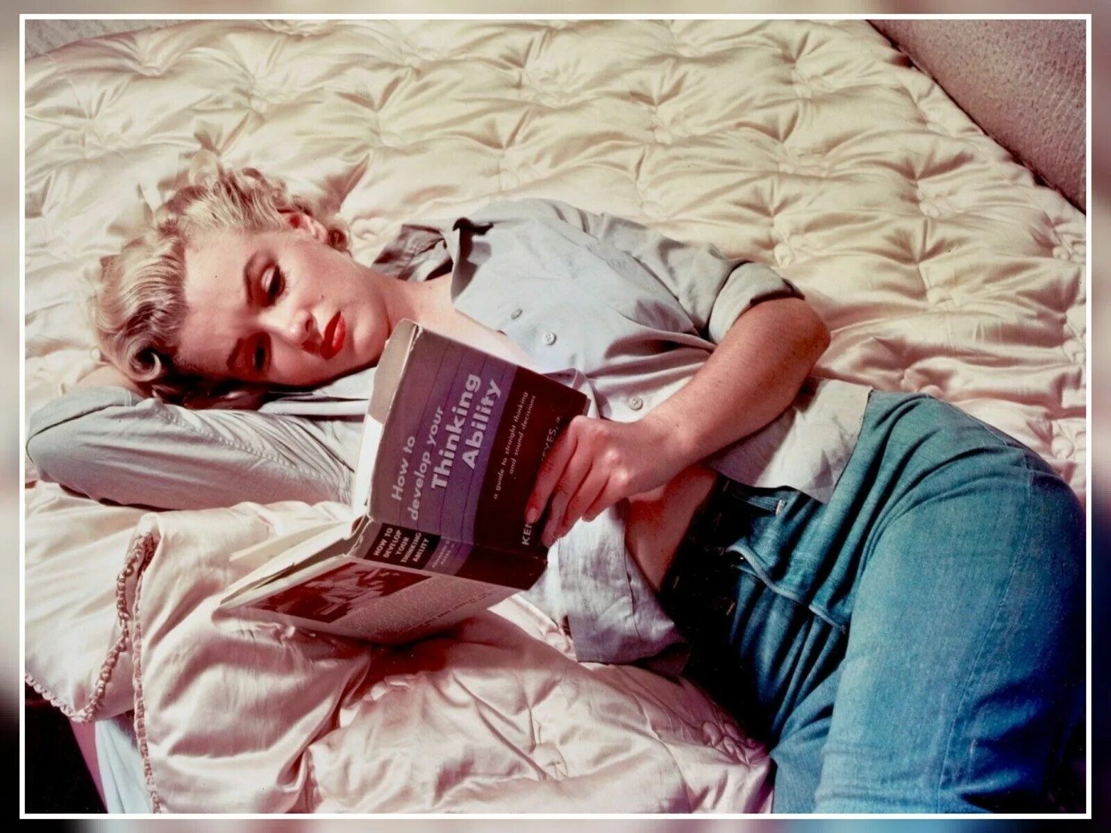 Слушая звезды читать. Мэрилин Монро Улисс. Мэрилин Монро Флореа 1951. Мэрилин Монро с книгой.
