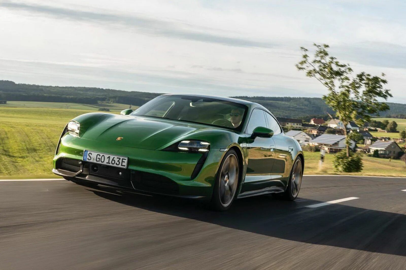 Porsche taycan 2021. Электрический porsche taycan. Порш электрически. Электрокар порше 2020. Порше старый концепты.