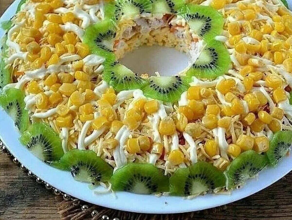 Шикарный праздничный салат. Вкусные красивые салаты на юбилей. Вкусный праздничный салат новый рецепт. Салат оливье на праздничный стол. Самое красивое украшение салатов.