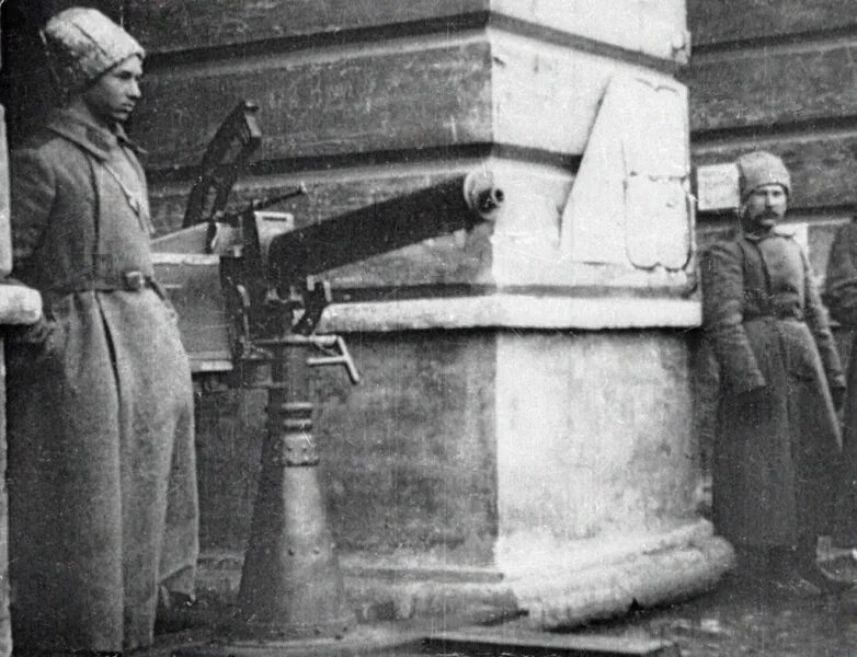 Смольный 1917. Смольный в 1917 году. революционный смольный. октябрьская революция смольный. пулеметы виккерс охраняли смольный в революцию.