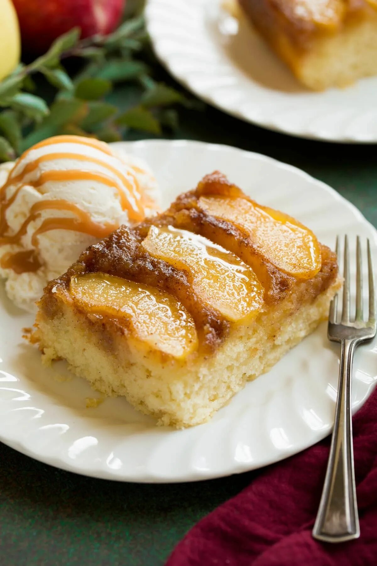 Upside cake. Десерты с яблоками. яблочный десерт в микроволновке. upside down cake десерты. десерт с яблоком итальянский.