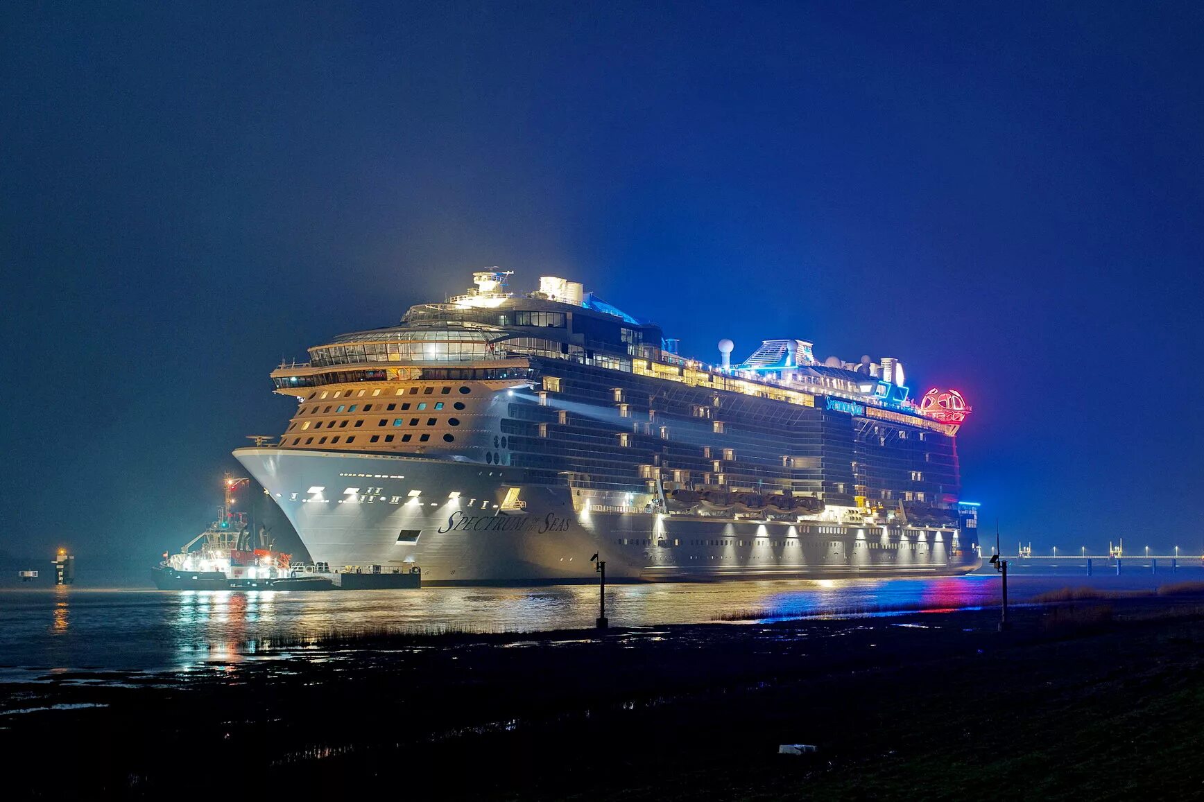 Лайнер spectrum of the seas. Спектрум морей круизный лайнер. владивосток круизный лайнер русь. корабль spectrum of the seas. spectrum of the seas владивосток.