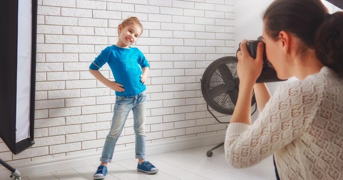 Дети снимают рекламу. Дети снимают кино украина. Дети снимают лайк. Web camera little people. Девочки которые снимают в лайк.