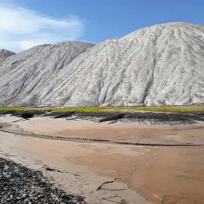 Соляные горы в солигорске. Солигорск горы соли. Солигорск соль. Белорусские горы солигорск. Соляные горы в солигорске.