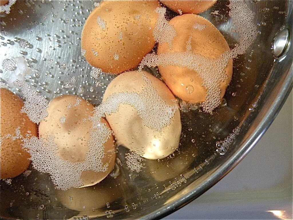 Яйца в кастрюле. Вода после варки яиц. Яйца после варки. Сколько держать яйцо в воде