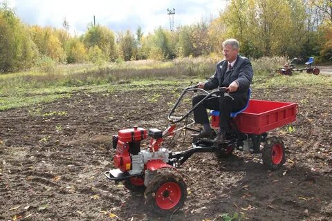 Мальчик мотоблок