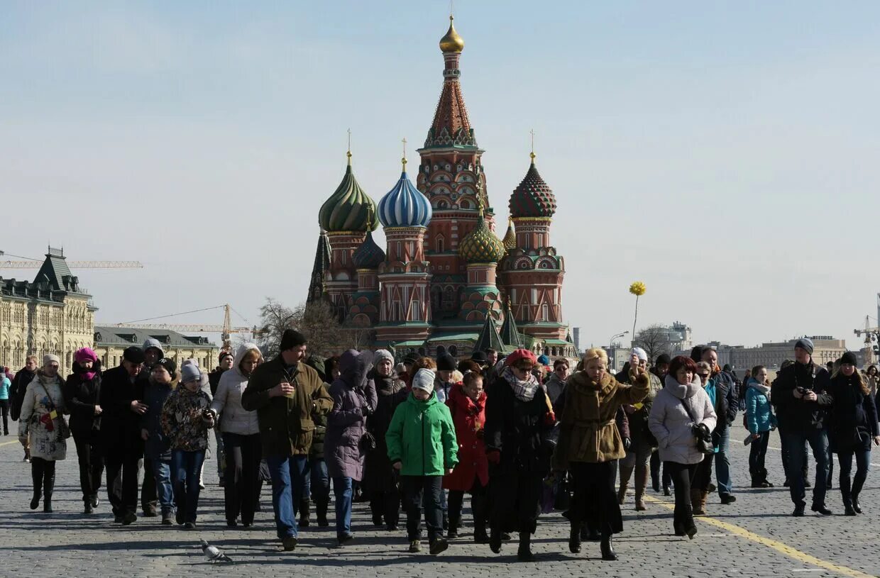 Москва много людей. Москва красная площадь люди. Красная площадь много людей. Толпа в Москве. В москве проживает человек